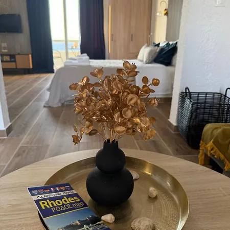 Beachfront With Panoramic Sea View 2 דירה יאליסוס