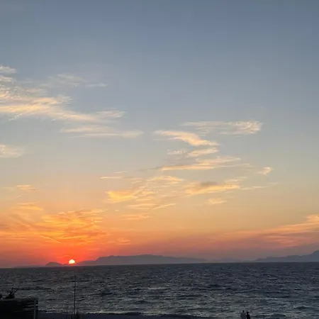Beachfront With Panoramic Sea View 2 דירה *