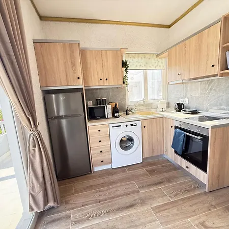 Beachfront With Panoramic Sea View 2 דירה יאליסוס