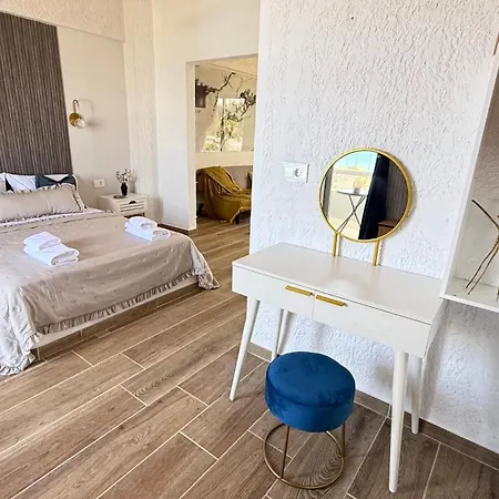 Beachfront With Panoramic Sea View 2 דירה *